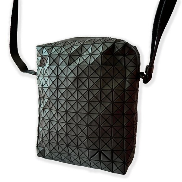 BAO BAO ISSEY MIYAKE Black Voyager One-Tone Unisex Shoulder Bag - Picture 5 of 12